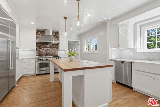 Building Photo - 12005 Hesby St