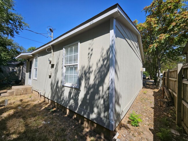 Building Photo - Charming 2-Bedroom, 1-Bathroom Home in Dun...