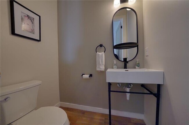 Building Photo - 829 Barnett St NE