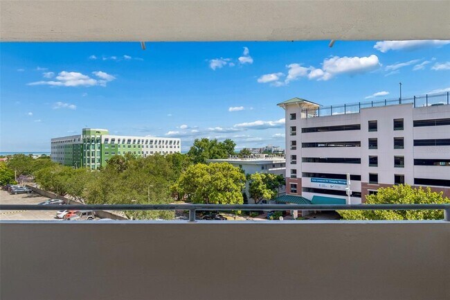 Building Photo - 470 3rd St S