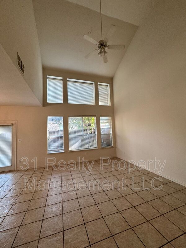 Building Photo - 900 Englewood Ln