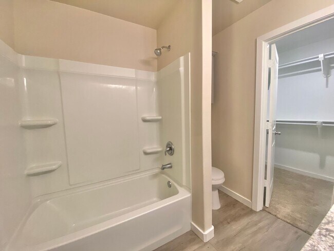 Building Photo - Now accepting Section 8