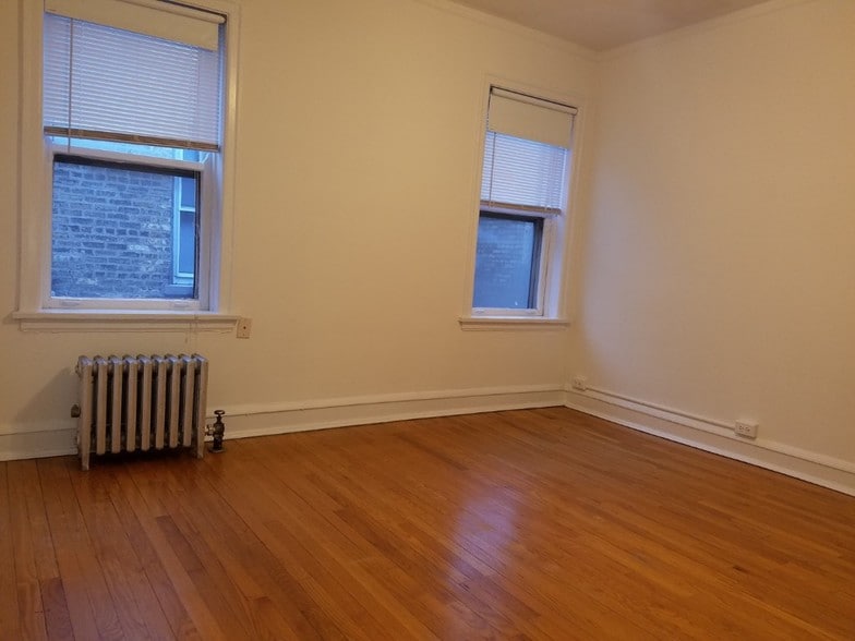 Building Photo - 1645 W Touhy Ave