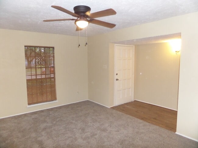 Building Photo - 14611 Leacrest Dr