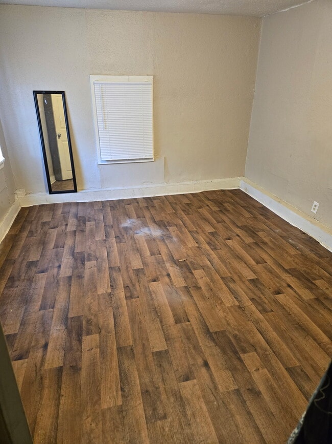 Building Photo - 1512 1/2 Chandler St