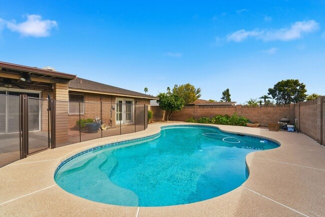 Building Photo - Welcome to this beautiful 5-bedroom, 3-bathroom home in Tempe Arizona!