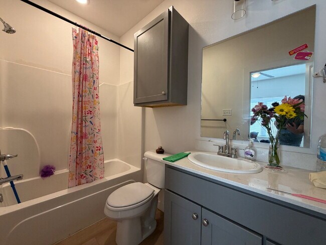 Building Photo - "Spacious 3-Bed 3-Bath with Granite Elegance in Lubbock"
