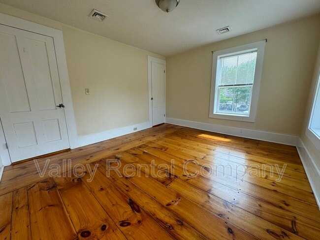 Building Photo - 28 School St