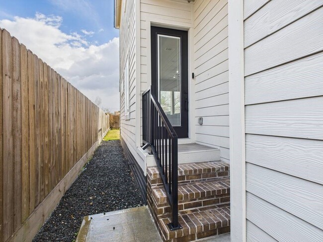 Building Photo - 6310 Norland St