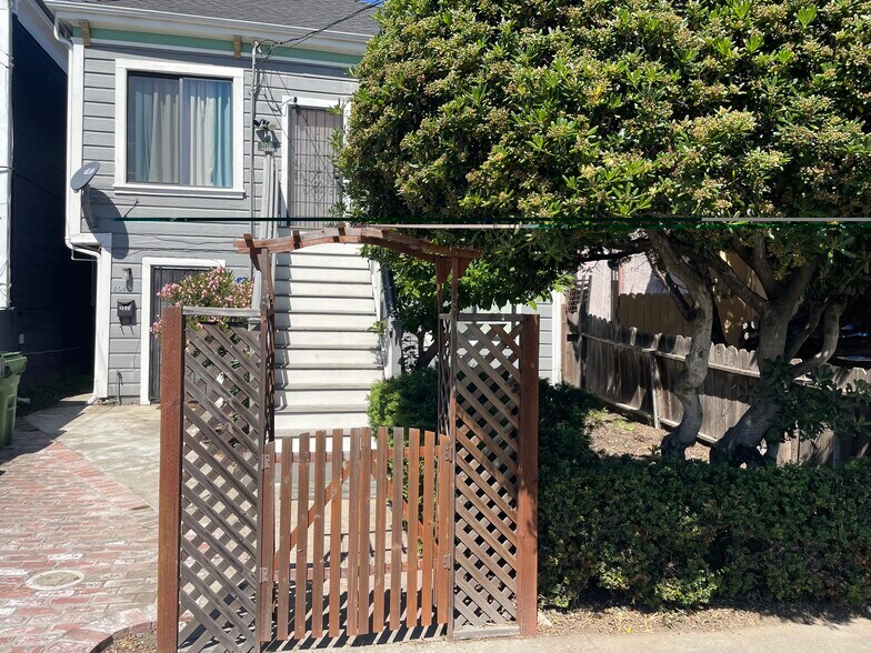 Building Photo - 2047 20th Ave