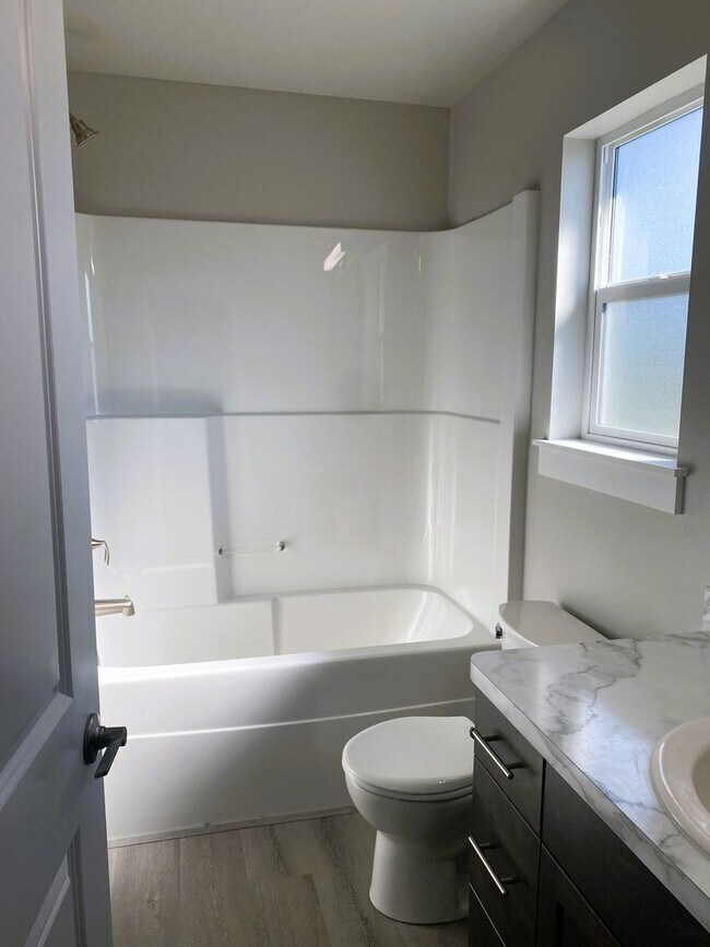 Building Photo - 242 NE College Dr