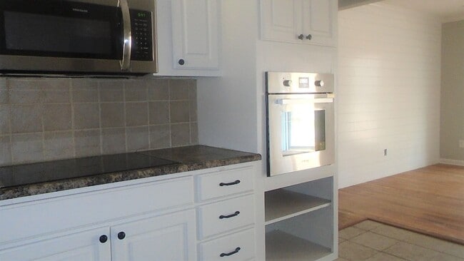 Building Photo - 3 Bedroom 2 Bathroom Home - Ask About the Move In Special!