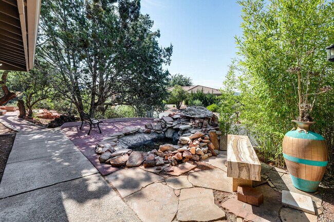 Building Photo - 10 Robbers Roost