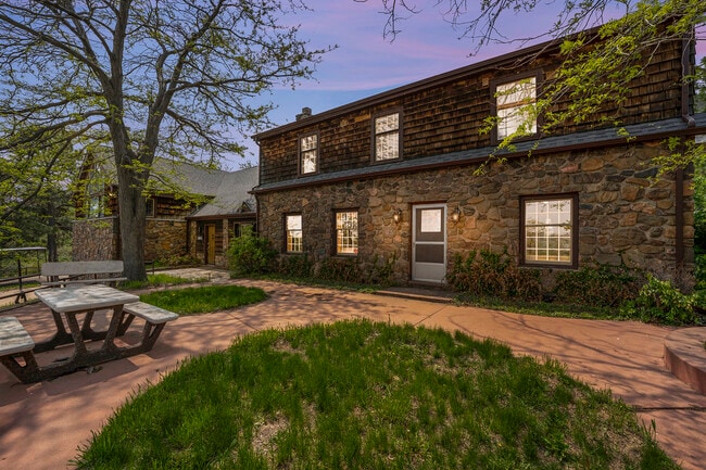 Building Photo - 850 Shelton Rd