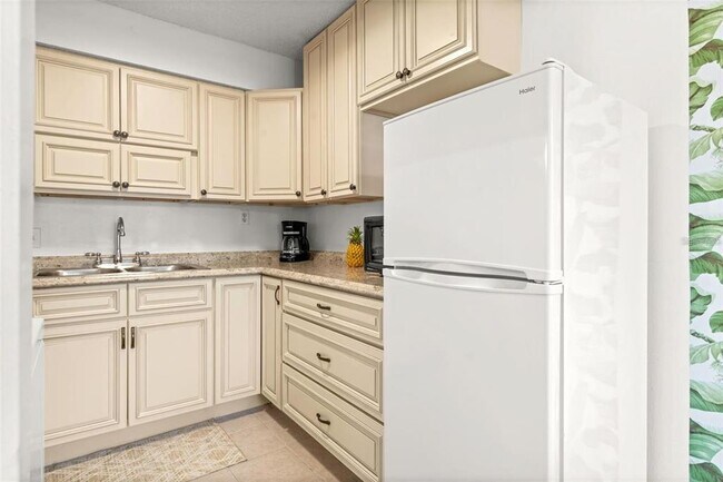 Building Photo - 4215 E Bay Dr