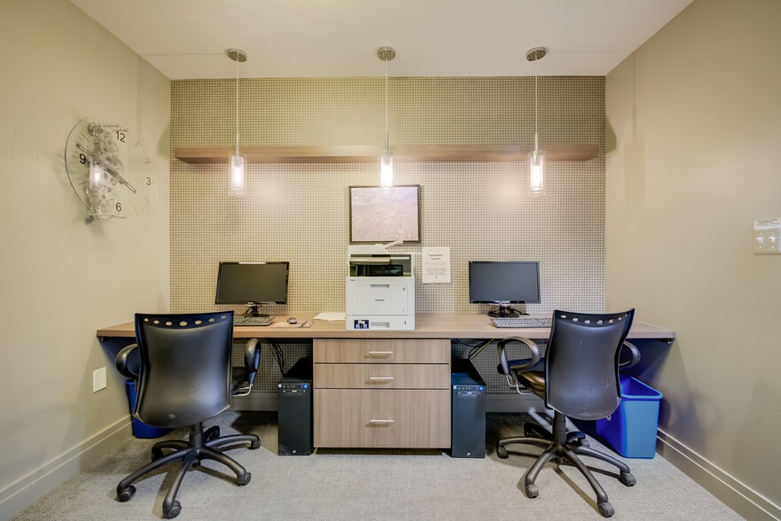 Business Center - 2020 12th St NW