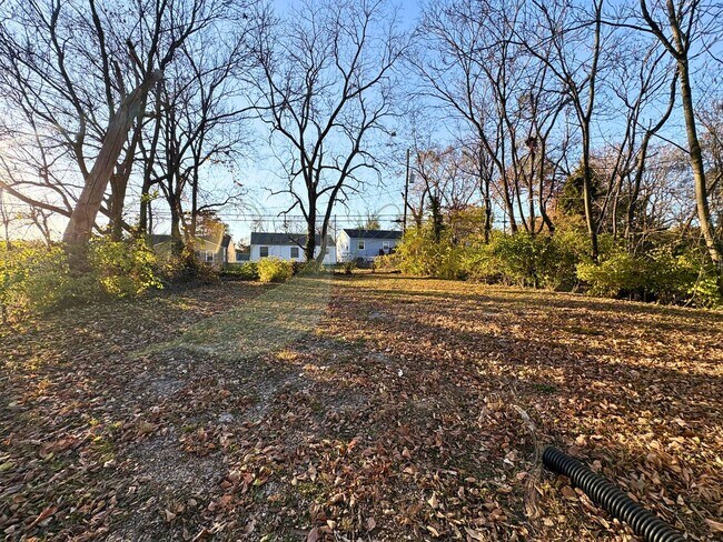 Building Photo - HUGE MASTER BEDROOM