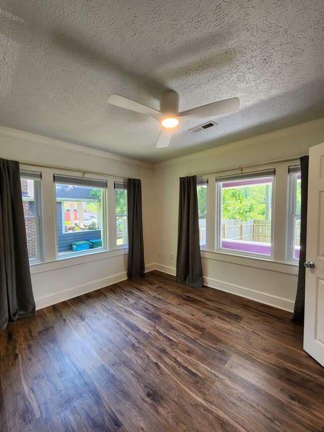 Building Photo - Fairview Bungalow