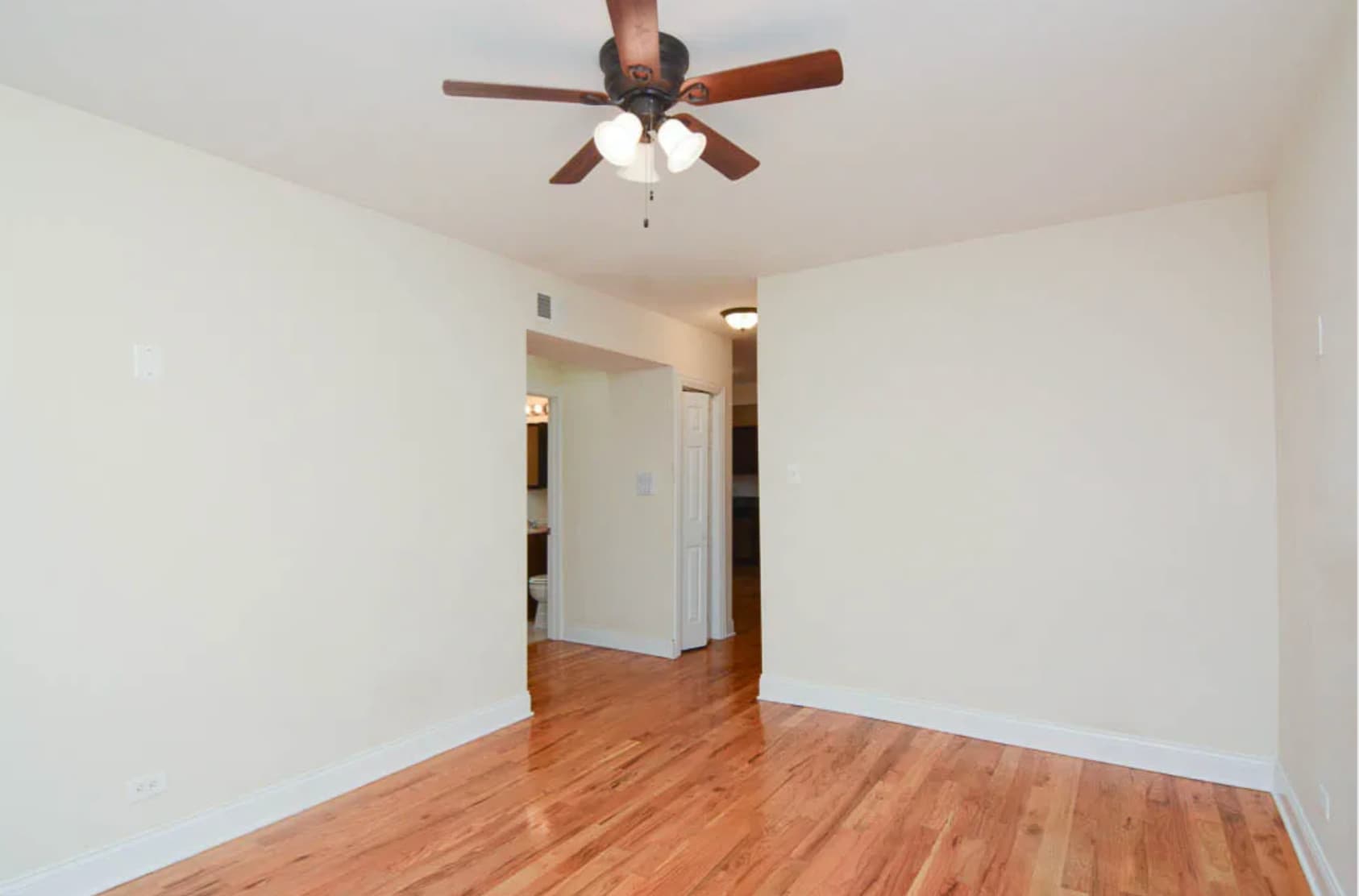 Building Photo - 1102 W Wellington Ave