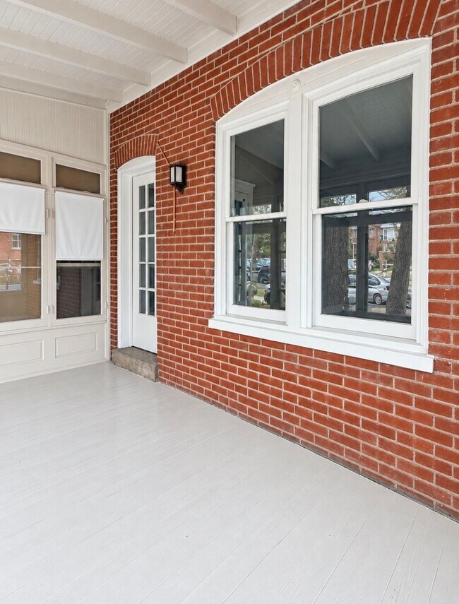 Building Photo - 111 Gayley St