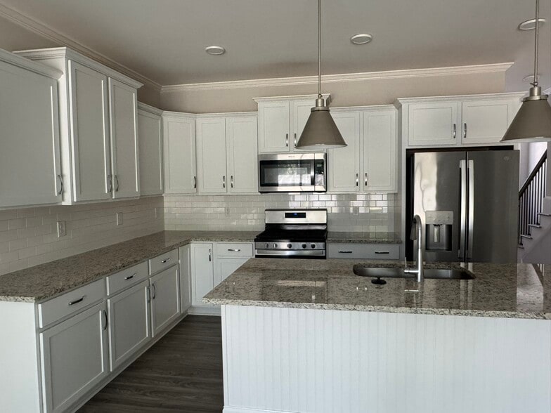 Kitchen - 605 Marshskip Way