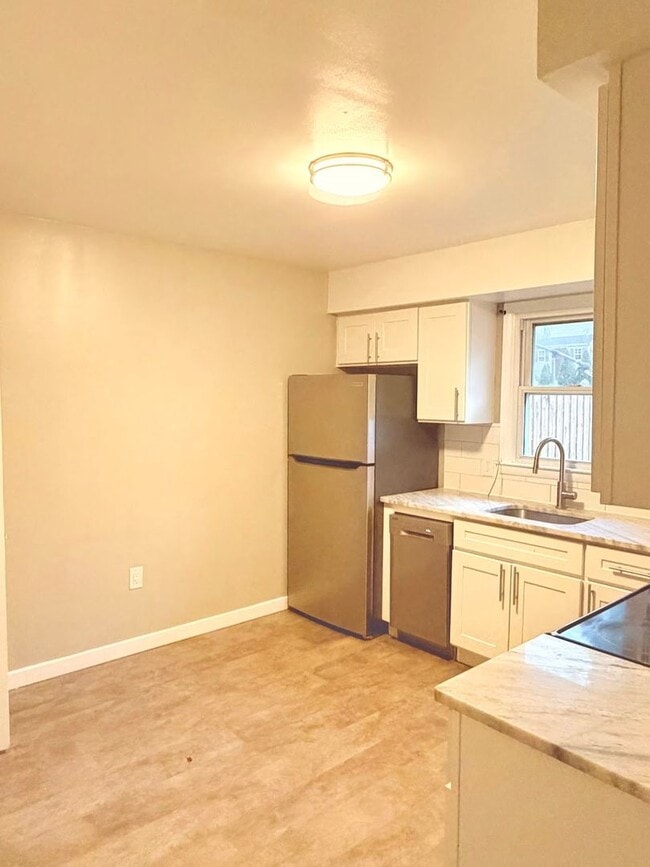 Building Photo - 3 Bedroom House