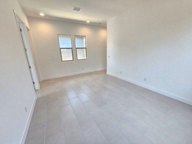 Building Photo - Beautiful and spacious