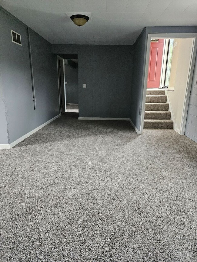 Building Photo - Spacious Bi-level home in New Albany