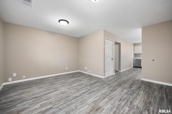 Building Photo - 2315 W Cannes Dr