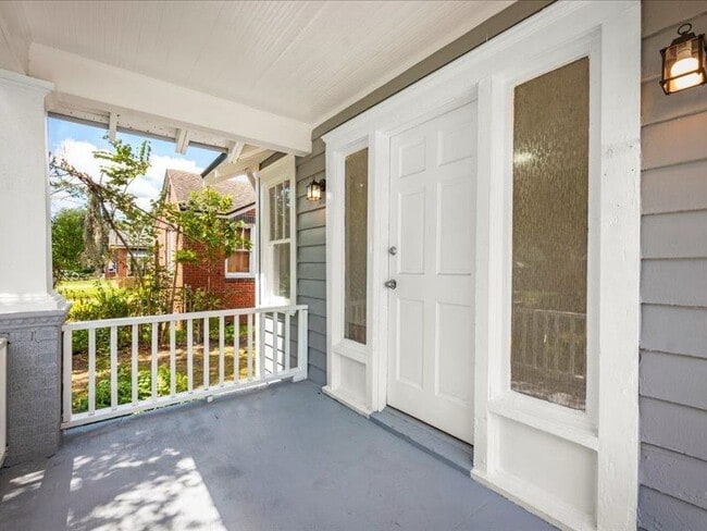 Building Photo - 45 W 55th St