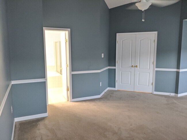 Building Photo - 3 Level townhouse in Frederick available e...