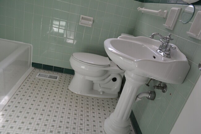 Building Photo - 2807 Emery Dr