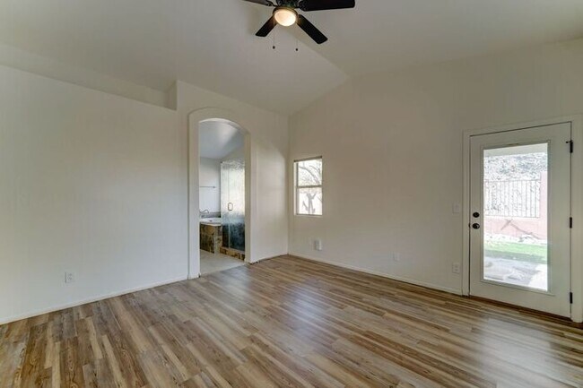 Building Photo - READY TO VIEW NOW! Stunning 3 Bed 2 Bath H...