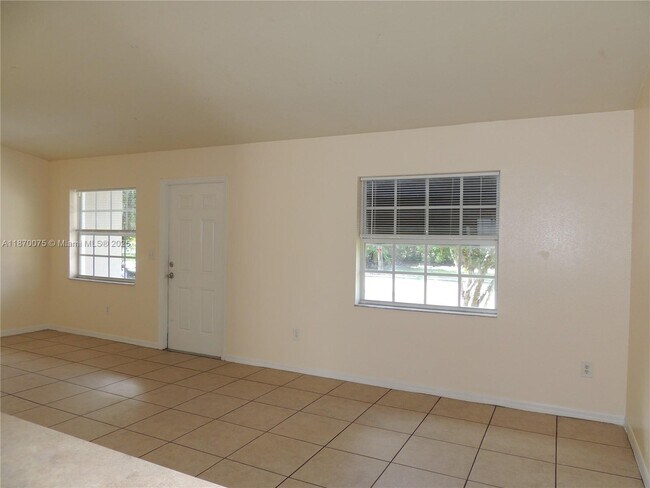 Building Photo - 2225 Laura Ln