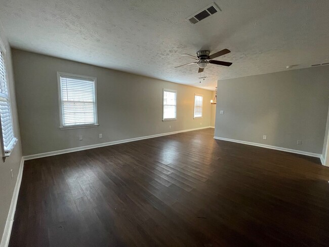 Building Photo - $500 OFF RENT! Beautiful Charming 2 Bed/2B...