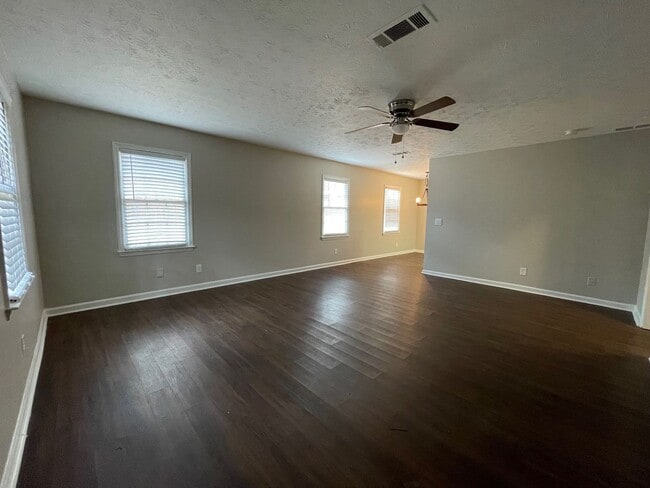 Building Photo - $500 OFF RENT! BEAUTIFUL CHARMING 2 BED/2Bath Available!! Apply Now!