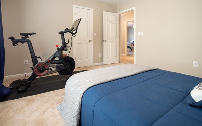 Building Photo - Spacious 4 bedroom home close to Southpoint! Available October 1st