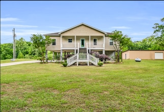Building Photo - Beautiful 4-bedroom, 2.5-bath riverfront home
