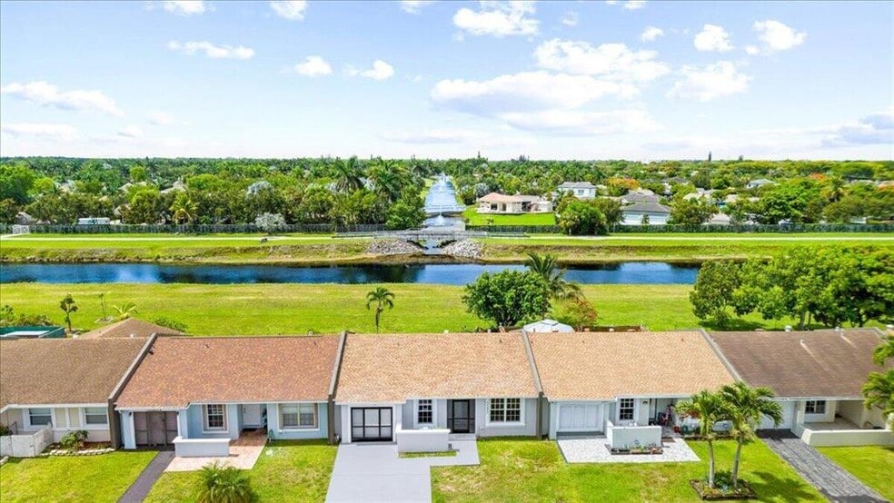 Building Photo - 5540 Lakewood Cir S
