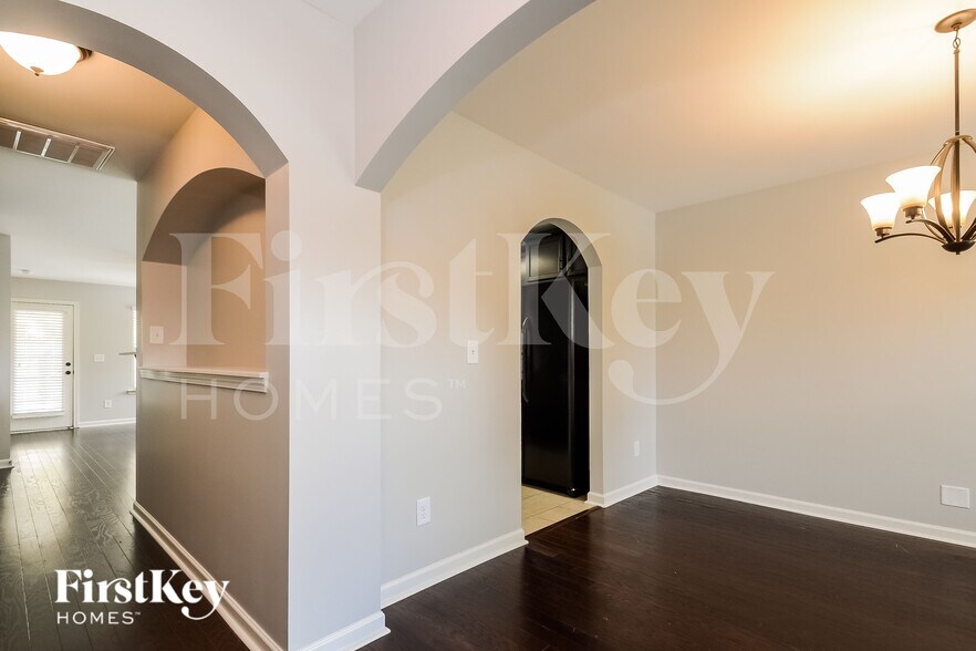 Building Photo - 465 W Park Dr