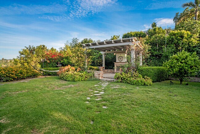 Building Photo - PRIVATE AND TRANQUIL COMPLETELY RENOVATED ...