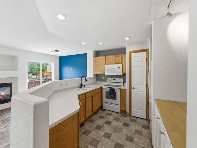 Building Photo - 1650 Oak Creek Dr