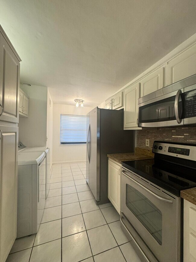 Building Photo - 2018 SW 29th Ct