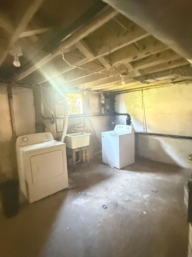 Building Photo - Spacious 5-Bedroom Home near WWU!
