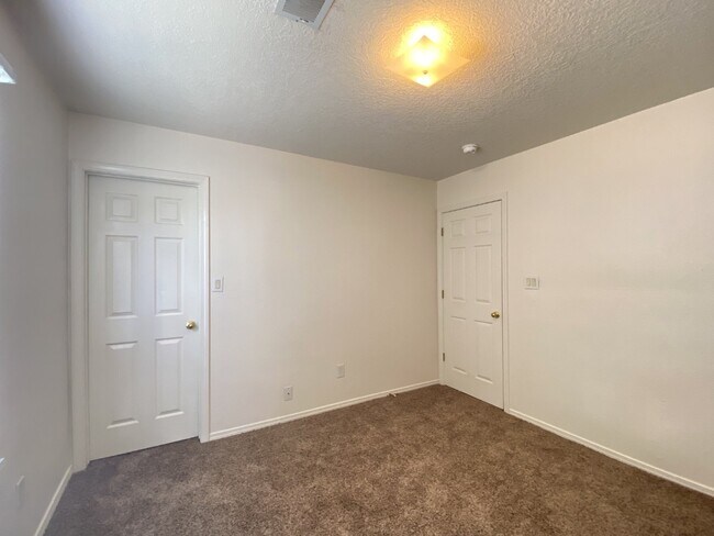 Building Photo - Spacious 3BR/2Bath/2Living - 1 Car Garage