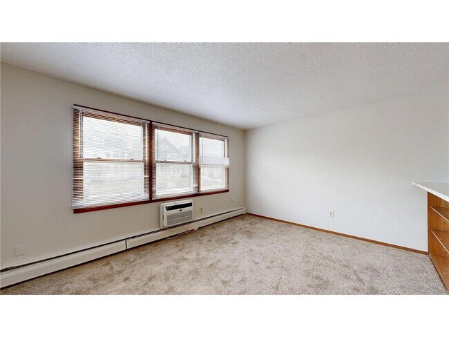 Building Photo - 2216 Pleasant Ave