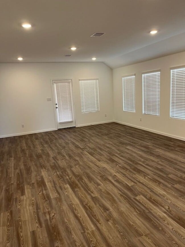 Building Photo - Charming 4BR Brand New House in League City