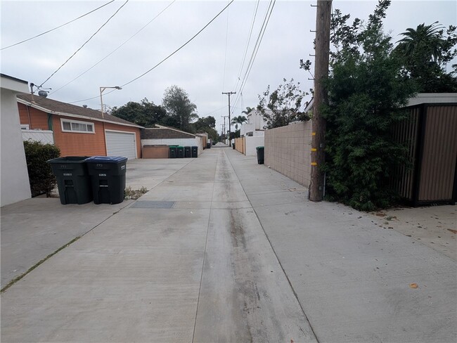 Building Photo - 233 Flower St