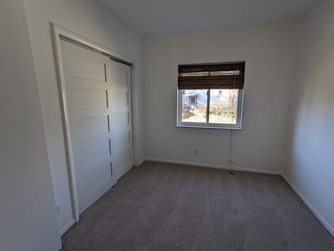 Building Photo - 546 E Jenkins Ave