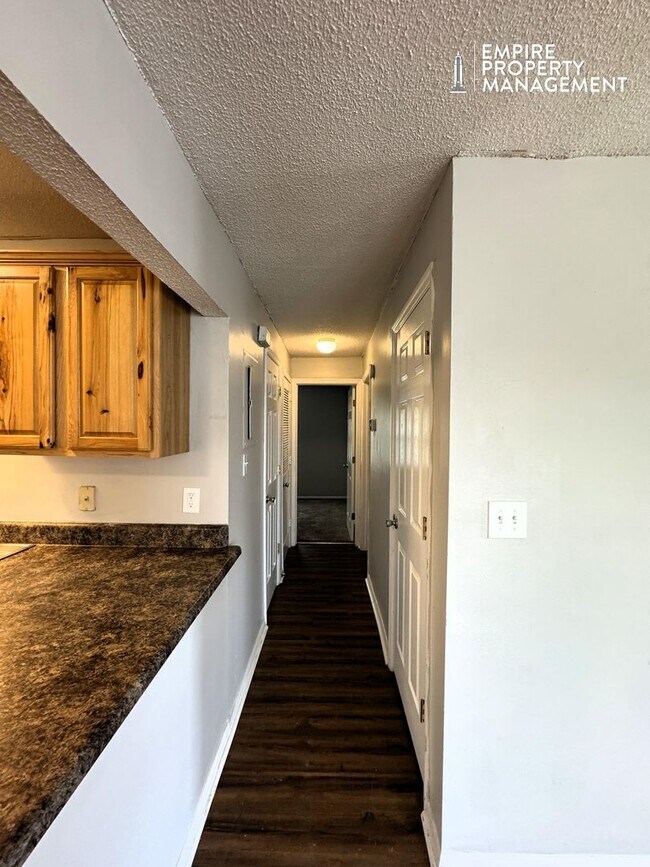 Building Photo - Move In Special: 1/2 Off 1st Month's Rent!!
